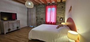Postel nebo postele na pokoji v ubytování Chambre d'hôte de charme L'Escapada Les Échappées Belles