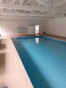Una gran piscina con agua azul en un edificio. en Beale, en Todtmoos