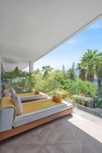 迪拜Palm Haven Luxe 3 Bed Townhouse with Private Pool的一间卧室设有一张大玻璃窗和一张床