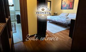 Letto o letti in una camera di SUITE room with private pool area, near COMO lake, private parking I Villa dei Leoni