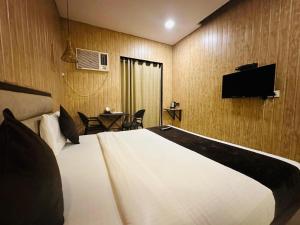 TV a/nebo společenská místnost v ubytování Hotel Merakee - Near Dahisar Mira Road Mumbai