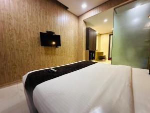 TV a/nebo společenská místnost v ubytování Hotel Merakee - Near Dahisar Mira Road Mumbai