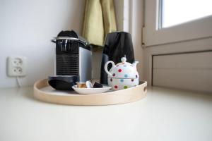 Příslušenství pro přípravu čaje a kávy v ubytování B&B De Dream