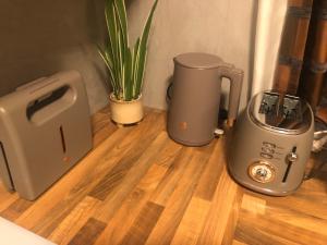 a blender sitting on top of a wooden floor at Birdland Apartman in Bük