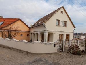 una casa blanca con una valla blanca en Amadeus Vendégház, en Esztergom