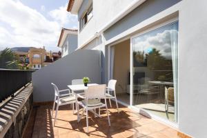eine Terrasse mit Tisch und Stühlen auf einem Balkon in der Unterkunft El Estanque - Vivienda vacacional in Puerto de la Cruz + 26 Fotos