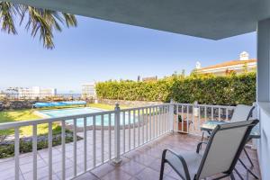 einen Balkon mit Poolblick in der Unterkunft El Estanque - Vivienda vacacional in Puerto de la Cruz
