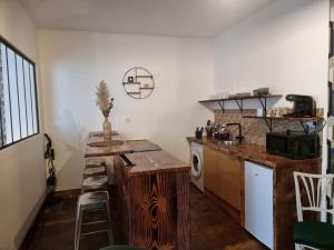 Η κουζίνα ή μικρή κουζίνα στο Prestigieuse Résidence ST MARIE - Appt 2 Chambres - N 20
