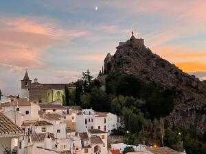 O vedere generală la munți sau o vedere la munte luată de la această casă de vacanță