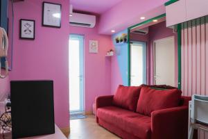 TV a/nebo společenská místnost v ubytování Comfort and Cozy 2BR at Springlake Summarecon Bekasi Apartment By Travelio