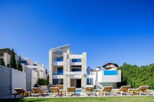 un edificio con tavoli e sedie di fronte di Villa Aroma a Chania Altre 51 foto