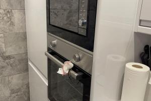 Un baño con microondas y un rollo de papel higiénico. en House of Peace & Rest, en Mánchester 21 fotos más