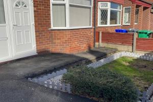 una casa de ladrillo con puerta blanca y entrada en House of Peace & Rest, en Mánchester