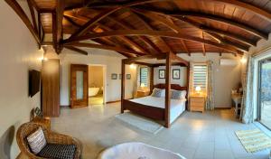 une chambre avec un lit avec un plafond en bois dans l'établissement Lakaz Kannell - Cinnamon Room- Luxury Bedroom and Bathroom infinity pool, à Cap Malheureux 37 autres photos