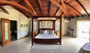 1 dormitorio con cama con dosel y techo de madera en Lakaz Kannell - Cinnamon Room- Luxury Bedroom and Bathroom infinity pool, en Cap Malheureux 37 fotos más