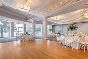 a banquet hall with white tables and chairs at Heidel House Hotel and Conference Center, an Ascend Collection Hotel in Green Lake +89 photos