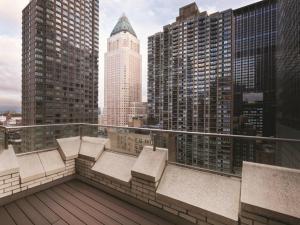 een balkon met uitzicht op een stad met hoge gebouwen bij Hotel Edison Times Square in New York