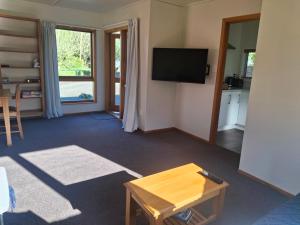 TV a/nebo společenská místnost v ubytování Magnolia Cottage B&B + 3 fotografie