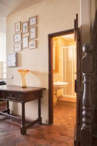 Habitación con mesa y espejo. en Berardi Palace Apartments, en Florencia