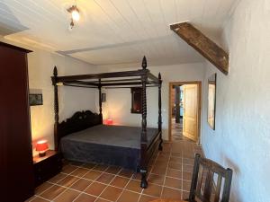 Postel nebo postele na pokoji v ubytování Kunsthaus am Hafen - umzäunter Garten, Sauna im Haus