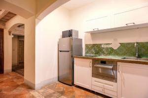 A kitchen or kitchenette at Wp Relais Renaissance Retreat Még 16 kép