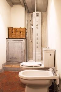 A bathroom at Wp Relais Renaissance Retreat