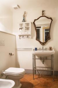 A bathroom at Wp Relais Renaissance Retreat