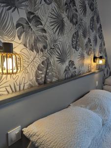 Rúm í herbergi á Logis Hôtel Lucotel