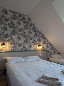 Rúm í herbergi á Logis Hôtel Lucotel