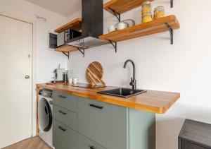 Kitchen o kitchenette sa Deluxe Studio La Cambre - with view
