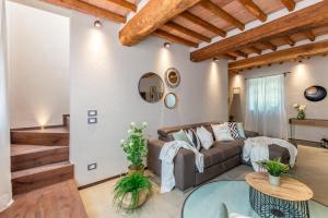 a living room with a couch and a table at Villa Rosa in Ancaiano