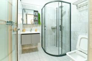 Ένα μπάνιο στο Luxury and Modern 2 Bdr +38 φωτογραφίες