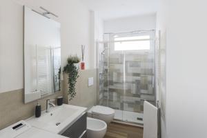 un bagno bianco con un water e un lavandino di Well Done - 50mt Isola Pedonale Centro - 10 Min Mare a San Benedetto del Tronto