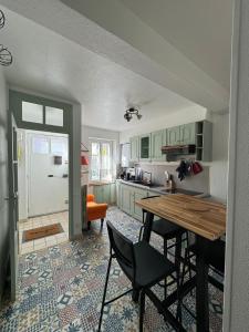 Kuchyň nebo kuchyňský kout v ubytování La Petite Fuxéenne