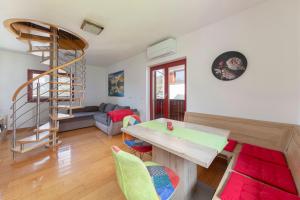 Χώρος καθιστικού στο Timber Apartment