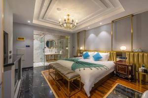 Postel nebo postele na pokoji v ubytování Qingdao Badaguan Jingli Villa Hotel