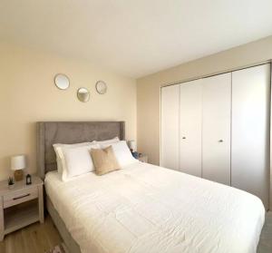 Ένα ή περισσότερα κρεβάτια σε δωμάτιο στο Sleek 1BR Getaway Ideal Spot Near O'Hare
