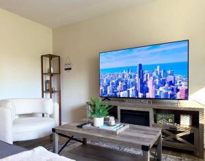Μια τηλεόραση ή/και κέντρο ψυχαγωγίας στο Sleek 1BR Getaway Ideal Spot Near O'Hare +4 φωτογραφίες