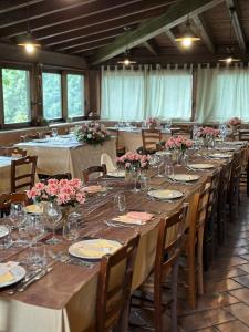 a large dining room with long tables and chairs at Casale Valle Agnese in Godrano