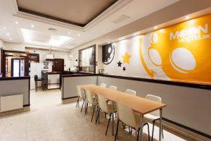 Reštaurácia alebo iné gastronomické zariadenie v ubytovaní Moon Hostel Bio
