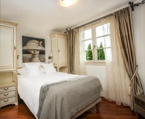 艾日Hôtel Eze Hermitage的卧室里有一张白色的大床和一扇窗户