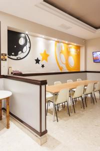 Televízia a/alebo spoločenská miestnosť v ubytovaní Moon Hostel Bio
