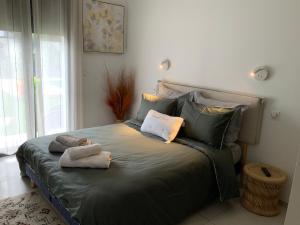 Postel nebo postele na pokoji v ubytování Espace privée une chambre ,salle bain toilettes chez l habitants