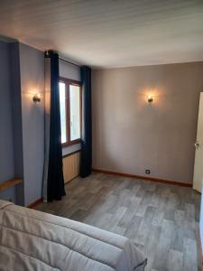 Postel nebo postele na pokoji v ubytování Chambre chez l'habitant dans l'ancienne Tuilerie Poncini