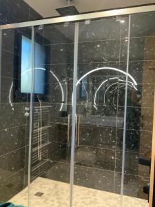 a glass door with an arch in a room at Un bon cocon privé climatisé chez l habitant in Valence +20 photos