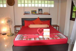 Postel nebo postele na pokoji v ubytování Red Moon Hideaway