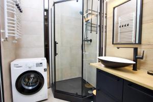 Un baño con lavadora y lavabo. en Apartament przy Kampusie Muzycznym #parkingfree, en Bydgoszcz 8 fotos más