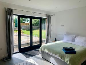 Ένα ή περισσότερα κρεβάτια σε δωμάτιο στο Luxury 3 bed rural Dorset barn