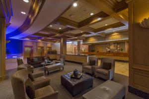 La sala de estar o bar de The San Luis Resort Spa & Conference Center