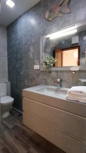 y baño con bañera, aseo y espejo. en Sherryflat Torán, en Jerez de la Frontera